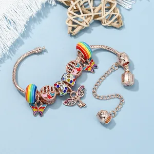 Bracelet maille serpent rose doré avec perles arc-en-ciel et pendentif papillon