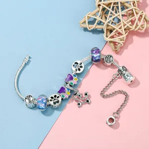 Bracelet argent enfant DIY avec perles de verre violettes et pendentifs patte mignons