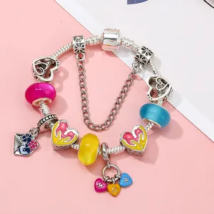 Bracelet MOM avec breloques cœur colorées, chaîne serpent et perles émaillées