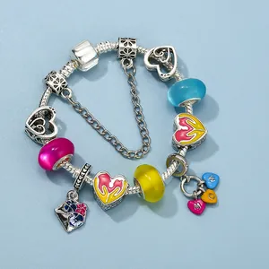 Bracelet serpent argenté avec pendentif cœur MOM et perles en verre floral colorées
