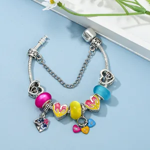 Bracelet à breloques cœur MOM coloré avec chaîne serpent argentée pour la fête des mères