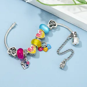Bracelet MOM avec perles colorées et breloques cœur sur chaîne serpent argentée