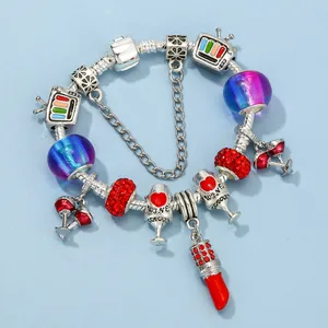 Bracciale romantico con pendenti a calice di vino, rossetto e perle di vetro colorate