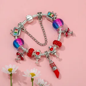 Bracciale a catena con charm a rossetto rosso e perle di cristallo su sfondo rosa