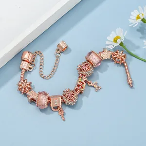 Bracciale a perle oro rosa con ciondoli a cuore, perle di vetro e ciondolo LOVE