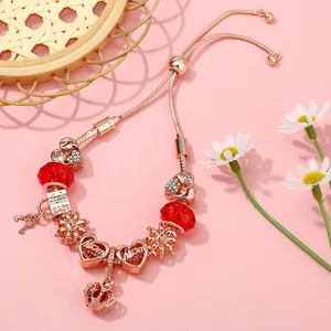 Bracciale a corona regolabile in oro rosa con perle rosse e ciondoli a cuore MOM