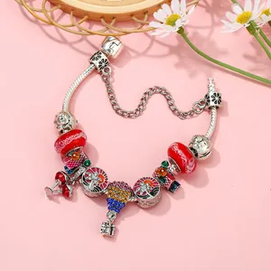 Bracelet maille serpent argenté avec perles de verre rouges et charmes de ballon