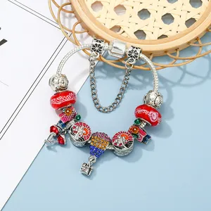 Bracelet luxueux avec breloques montgolfière rouge, perles de verre et chaîne