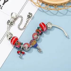 Bracelet à chaîne serpent en argent avec perles de verre rouges et breloques