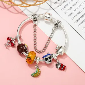 Silbernes Schlangenarmband mit Anhängern aus Weinglas, Zitronenscheibe und Pommes