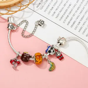 Silbernes Bettelarmband mit bunten Kirsch-, Zitronen- und Pommes-Anhängern auf Rosa