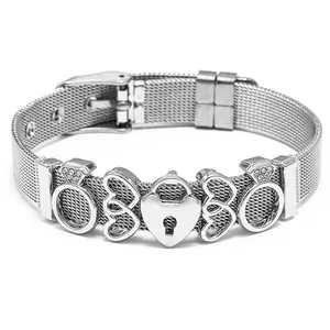 Bracelet en maille d'acier argenté avec breloques cœur et accents de bagues