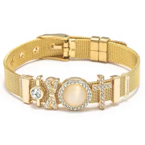 Pulsera de malla dorada con colgantes de cruz de cristal y una piedra ojo de gato central