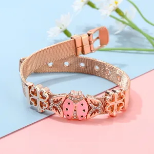 Roségoldenes Mesh-Armband mit Schmetterling und rosa Emaille-Marienkäfer-Anhängern