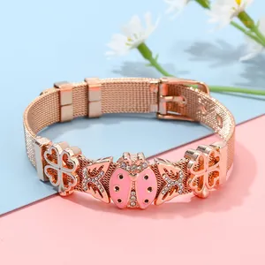 Armband aus roségoldenem Edelstahl-Mesh mit Schmetterlings- und Marienkäfer-Anhängern