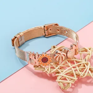 Roségoldenes 10-mm-Netzarmband mit Kaktus- und Sommer-Emaille-Anhängern vor pastellfarbenem Hintergrund