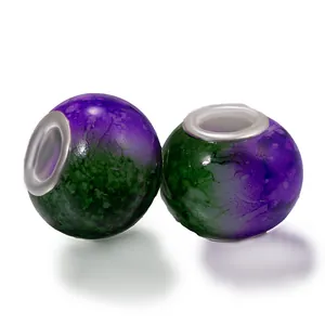 Zwei violett-grüne Kunstharzperlen mit großem Loch für DIY-Bettelarmbänder im Weltraumdesign