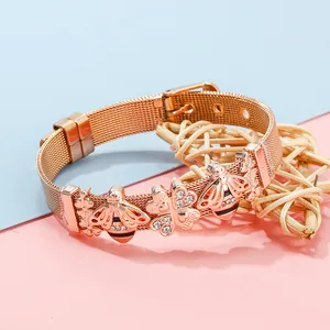 Armband aus roségoldenem 10mm Mesh-Band mit Bienen- und Kleeblatt-Anhängern und Strass