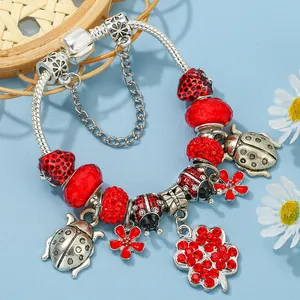 Charm-Armband mit Marienkäfer und Erdbeere, roten Glasperlen auf silberner Schlangenkette