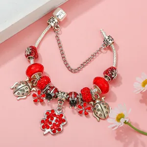 Klassisches Silber-Charm-Armband mit rotem Kleeblatt- und Marienkäfer-Anhänger