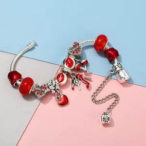 Rotes Charm-Armband mit Herz-, Lippenstift- und High-Heel-Anhängern an Schlangenkette