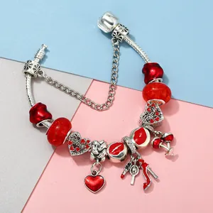 Versilbertes Charm-Armband mit roten Emaille-Lippenstift- und High-Heel-Anhängern