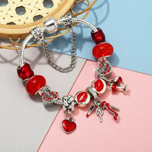 Detailansicht der DIY-Armbandanhänger mit roter Lippe, High Heel und Weinglas-Anhängern