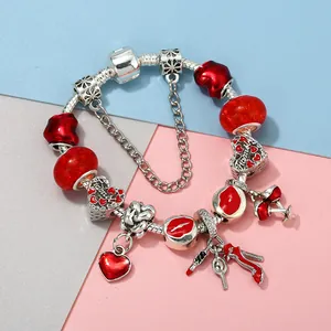 Silbernes Charm-Armband mit roten Glasperlen, Lippenstift, High Heels und Herzanhängern