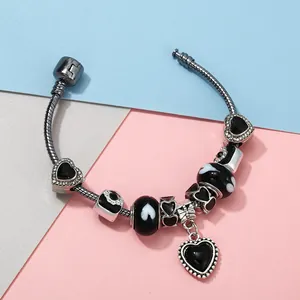 Bracelet à breloques cœur argenté style Pandora avec perles en émail noir et chaîne serpent