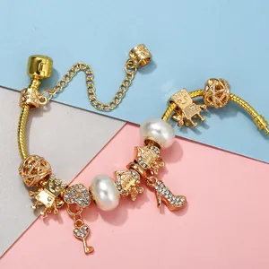 Clásica pulsera de dijes dorada con colgante de llave de corazón y cuentas brillantes