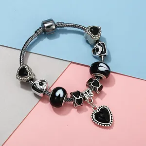 Bracelet à chaîne serpent argentée avec breloques et perles en forme de cœur noir
