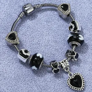 Bracelet serpent argenté gothique avec breloques cœurs noirs et sertissage pavé