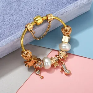 Pulsera clásica de cadena de serpiente dorada con dijes de llave de corazón y tacón