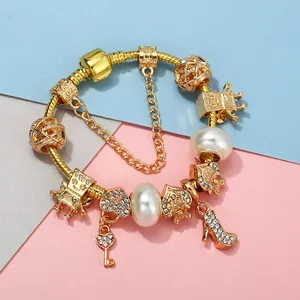 Pulsera de dijes dorada clásica con colgante de llave corazón y brillantes diamantes de imitación