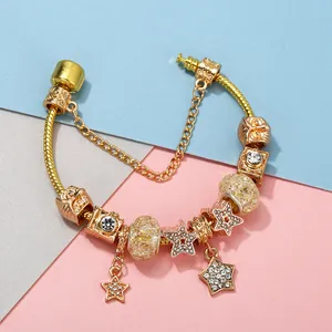 Bracelet maille serpent dorée avec breloques étoiles, pendentif chat et perles en verre