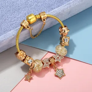 Bracelet à breloques doré DIY avec pendentifs étoiles et perles d'appareil photo chic