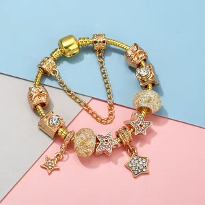 Bracelet maille serpent dorée avec charms étoile en cristal et pendentifs caméra chic