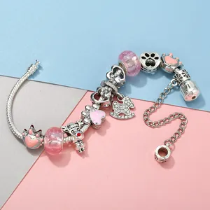 Détail du bracelet à breloques rose avec cheval à bascule et perles de verre