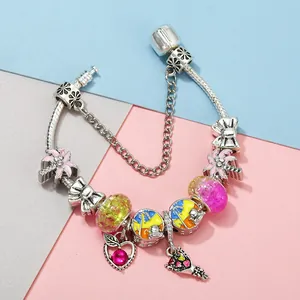 Silbernes Schlangenarmband mit tropischen Palmenanhängern und bunten Perlen