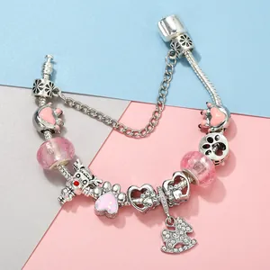 Bracelet à breloques en argent avec perles roses, pattes émaillées et pendentif cheval