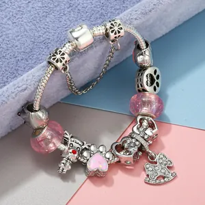 Bracelet à breloques argenté avec perles roses et pendentif cheval à bascule