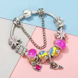 Silbernes Schlangenarmband mit rosa Palmen- und Herzanhängern auf pastellfarbenem Grund