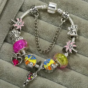 Nahaufnahme des Silber-Charm-Armbands mit rosa Palme, Emaille-Perlen und Sicherheitskette