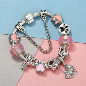 Bracelet à breloques cœur rose et cheval à bascule sur une chaîne serpent argentée