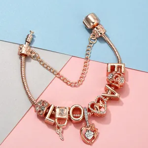 Roségoldenes Schlangenarmband mit LOVE-Anhängern, Herzschloss und Schlüssel für Damen