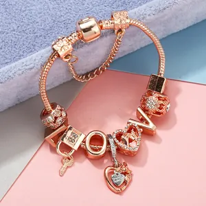 Roségoldenes DIY-Charm-Armband mit LOVE-Buchstaben, Herzschloss und Schlüssel-Anhängern
