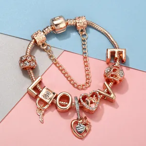 Roségold-Schlangenarmband mit LOVE-Anhängern, Herzschloss und Schlüssel-Anhänger