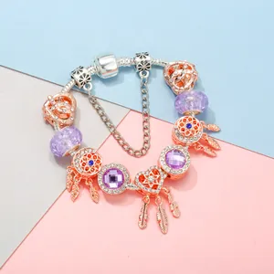 Bracelet en or rose avec pendentif attrape-rêves, cristaux violets et breloques en forme de cœur