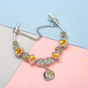 Silbernes Schlangenarmband mit orangefarbenen Kristallperlen und Lebensbaum-Anhänger