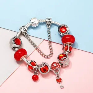 Pulsera plateada con cristales rojos y dijes de candado de corazón y llave